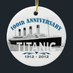 Ornement En Céramique Titanic descendant l'anniversaire de 100 ans<br><div class="desc">Est le 15 avril 2012 le 100th anniversaire de couler du revêtement d'océan titanique de RMS. Ce tee - shirt graphique commémoratif est une grande manière de se rappeler un instant historique. L'insubmersible, RMS Titanic, était un revêtement de passager qui a heurté un iceberg dans l'Océan Atlantique sur son premier...</div>
