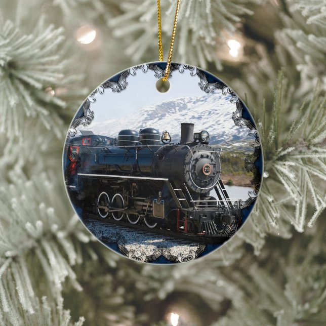 Ornement En Céramique Train White Pass dans l'ornement de neige (Old-fashioned train, ceramic Christmas ornament with blue edging.)