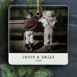 Ornement En Céramique Un minimum Vintage une photo Noël personnalisé<br><div class="desc">Capturez l'esprit de la saison avec notre "Minuscule photo Vintage" Ornement céramique de Noël personnalisé. Cet ornement allie charme classique et touche personnalisée, avec votre photo de famille chère dans un cadre intemporel de style machine à écrire. Le design avec une photo en fait un atout de choix pour votre...</div>