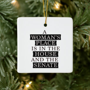 Ornement En Céramique Une Place De Femmes Est À La Chambre Et Au Sénat