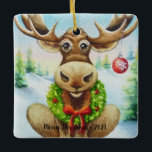 Ornement En Céramique Whimsical Winter Christmas Moose Watercolor Art<br><div class="desc">"Christmas Moose" Aquarelle Art céramique Ornement de l'artiste Jean Weiner "Christmas Moose" présente un orignal d'hiver fantaisiste prêt à célébrer Noël. L'orignal porte une couronne fraîche de verdures saintes autour de son cou. La couronne a des baies rouges et un arc rouge vif. Il y a un ornement rond, rouge,...</div>