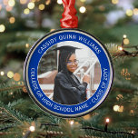 Ornement En Métal 1 Photo Graduation Élégante Moderne Royal Bleu Bla<br><div class="desc">Félicitations au diplômé ! Commémorez la journée de remise des diplômes avec une photo personnalisée en métal blanc et bleu roi ronde ornement de Noël. L'image et tout le texte sur ce modèle sont simples à customiser. (CONSEIL EN MATIÈRE DE PLACEMENT D'IMAGE : Tout moyen simple de positionner une photo...</div>
