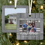 Ornement En Métal 2 Photo Nouveau Accueil Premier Noël Gris Faux Boi<br><div class="desc">Célébrez la joie de votre nouvel endroit avec une photo personnalisée 2 "Premier Noël dans notre nouvelle maison" faux carré de bois gris ornement de métal. Les images et tout le texte de ce modèle sont simples à personnaliser. (CONSEIL EN MATIÈRE DE PLACEMENT D'IMAGE : Une façon simple de centrer...</div>