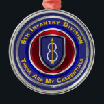 Ornement En Métal 8e division d'infanterie Garde Noël<br><div class="desc">Faites preuve de fierté pour la 8e division d'infanterie "Pathfinder" ! Un cadeau design très unique pour quiconque cherche celui d'un cadeau spécial. Cet ornement de Noël personnalisé conçu sur mesure pour la 8e division d'infanterie Keepsaké fait un merveilleux cadeau pour votre vétéran de la 8e division d'infanterie favori! La...</div>