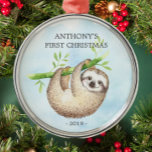 Ornement En Métal Adorable Sloth Baby's First Christmas Ornament<br><div class="desc">Le premier vêtement de Noël du mignon bébé est le plus doux parfum de bébé posé sur un arrière - plan d'aquarelle bleu ciel.</div>