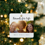 Ornement En Métal Amis de la vie nom photo de conservation<br><div class="desc">Un cadeau pour votre(vos) meilleur(s) ami(s) pour les anniversaires,  Noël ou un événement spécial. Texte noir : Friends for Life,  écrit avec un script de style à la main tendance. Personnalisez et utilisez vos propres photos et noms. Un arrière - plan blanc chic.</div>