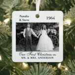 Ornement En Métal Année photo mariage Mémoire Rétro Noir et Blanc<br><div class="desc">Mariage de mariée et de chambre Photo et l'année de l'ornement de mémoire. Parfait pour se souvenir de votre grand jour ou pour offrir un cadeau pour célébrer un anniversaire de parents, de grands-parents et d'autres membres de votre famille. Prenez cette photo de mariage noire et blanche, rétro, vintage et...</div>