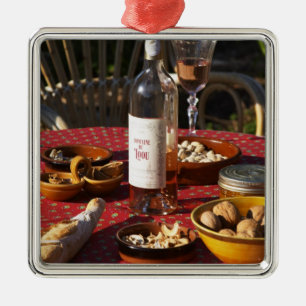 Ornement En Métal Apéritif et amuse-gueules préparés : pain, olives,