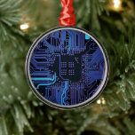 Ornement En Métal Art de motif de piste de carte de circuit imprimé<br><div class="desc">Donnez à vos accessoires une esthétique high-tech avec ce graphisme haute définition représentant une carte de circuit imprimé (PCB) nue. Conçu pour ceux qui apprécient l'architecture fondamentale de la technologie numérique, ce visuel met en valeur la beauté minimaliste d'un masque de soudure bleu profond accentué par un réseau complexe de...</div>