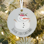 Ornement En Métal Baby Girls First Christmas Flower Snowman and Name<br><div class="desc">Cette adorable décoration en métal de Noël comprend un bonhomme de neige unique et mignon de style aquarelle portant une guirlande de Noël, ainsi que de l'espace pour vous pour personnaliser l'article en utilisant le nom de votre petite fille, et ajouter une photo. Le souvenir parfait pour le premier Noël...</div>