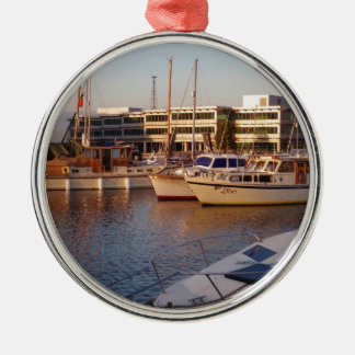 Ornement En Métal Bateaux Dans Une Marina