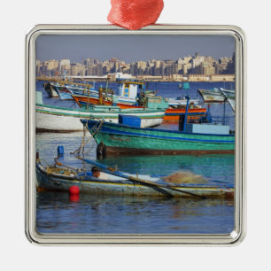 Ornement En Métal Bateaux de pêche colorés dans le port de