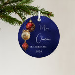 Ornement En Métal Baubes d'or rouge bleu Noël<br><div class="desc">Un arrière - plan bleu marine aux couleurs inégales. Décoré de billes rouges et or. Personnalisez et ajoutez votre nom,  année. Texte : Joyeux Noël</div>