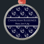 Ornement En Métal BÉNÉFICES DE CHANUKAH Customisés| Dreidel GRAY<br><div class="desc">Un décor élégant et élégant pour votre décor HANOUKKA. La conception affiche une impression de dessin en gris ARGENT dans un motif carrelé avec un texte d'espace réservé personnalisable que vous pouvez remplacer par votre propre choix de salutation et de texte. Les couleurs sont bleu nuit et gris ARGENT. D'autres...</div>