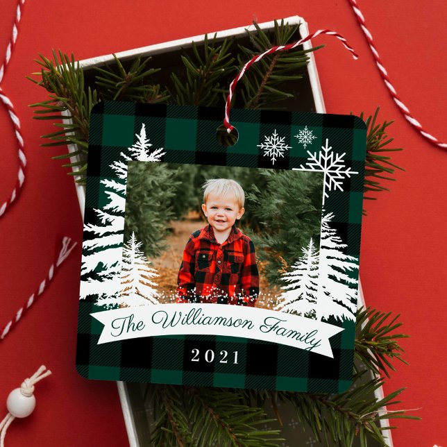Ornement En Métal Bison vert Plaid Pine Rustique Arbres de la famill (Green Buffalo Plaid Rustic Pine Trees Family Photo Metal Ornament)