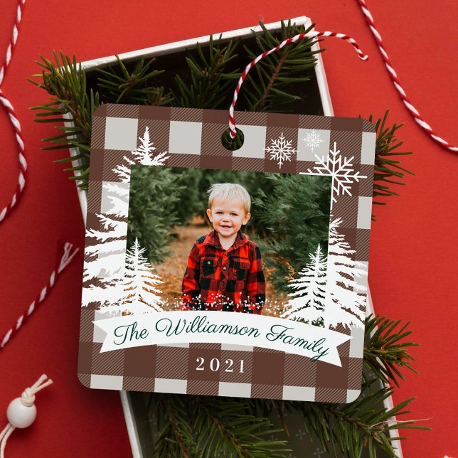 Ornement En Métal Brown Buffalo Plaid Rustic Pine Trees Photo de fam (Brown Buffalo Plaid Rustic Pine Trees Family Photo Metal Ornament)