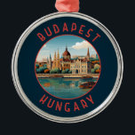 Ornement En Métal Budapest Hongrie Cercle retro désorganisé<br><div class="desc">Budapest design de voyage vectoriel rétro dans un style emblème. Budapest,  capitale de la Hongrie,  est divisée par le Danube. Son pont de chaîne du XIXe siècle relie le quartier vallonné de Buda à l'appartement Pest.</div>