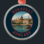 Ornement En Métal Budapest Hongrie Cercle retro désorganisé<br><div class="desc">Budapest design de voyage vectoriel rétro dans un style emblème. Budapest,  capitale de la Hongrie,  est divisée par le Danube. Son pont de chaîne du XIXe siècle relie le quartier vallonné de Buda à l'appartement Pest.</div>