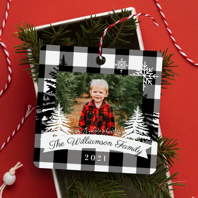 Ornement En Métal Buffle noir Plaid Pine Rustique Arbres de la famil (Black Buffalo Plaid Rustic Pine Trees Family Photo Metal Ornament)