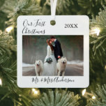 Ornement En Métal Calligraphie Notre premier Mariage photo de Noël<br><div class="desc">Script de calligraphie moderne,  Simple Minimaliste,  Notre premier Mariage photo de Noël Ornement en métal</div>