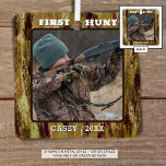 Ornement En Métal Camouflage photo Hunter One Personnalisé<br><div class="desc">L'ornement de design Camouflage personnalisé avec une photo et votre titre et texte personnalisés (avec FIRST HUNT et nom et année). La conception est dupliquée sur le côté arrière. L'échantillon est affiché sur le style ornement métallique, d'autres styles sont disponibles sur la page de commande. Tout le texte est modifiable...</div>