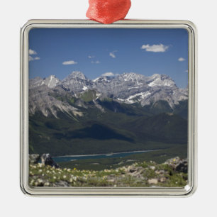 Ornement En Métal Chaîne et lac de montagne de sur une montagne