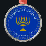 Ornement En Métal CHANUKAH BÉNÉFICIE | Menorah | HANOUKKA<br><div class="desc">Élégant Cobalt Blue CHANUKAH BÉNÉFICIE de Métal Ornement avec faux argent Star de David dans un motif carrelé dans l'arrière - plan, et un faux or menorah au centre. Le texte lit CHANUKAH BÉNÉFICIE DE NOTRE MAISON À VOTRE ET est PERSONNALISABLE, de sorte que vous pouvez modifier le message comme...</div>