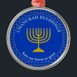 Ornement En Métal CHANUKAH BÉNÉFICIE | Menorah | HANOUKKA<br><div class="desc">Élégant Cobalt Blue CHANUKAH BÉNÉFICIE de Métal Ornement avec faux argent Star de David dans un motif carrelé dans l'arrière - plan, et un faux or menorah au centre. Le texte lit CHANUKAH BÉNÉFICIE DE NOTRE MAISON À VOTRE ET est PERSONNALISABLE, de sorte que vous pouvez modifier le message comme...</div>