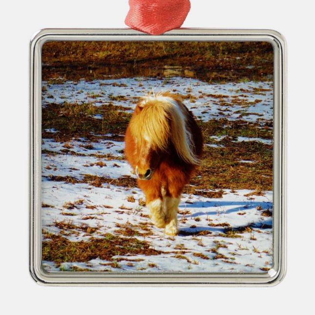 Ornement En Métal Cheval miniature Brown et crème dans la neige. (Devant)