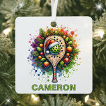 Ornement En Métal Christmas Pickleball Nom personnalisé<br><div class="desc">Célébrez la saison des fêtes avec notre charmant ornement de Pickleball, parfait pour les amateurs de sport! Ce design charmant comprend un Pickleball festif portant un chapeau de Père Noël, accompagné d'une pagaie qui ajoute une touche ludique. L'arrière - plan présente une belle aquarelle de branches de pin, de feuilles...</div>