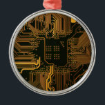 Ornement En Métal Circuit imprimé Cyber Orange motif de piste de car<br><div class="desc">Donnez à vos accessoires une esthétique high-tech avec ce graphisme haute définition représentant une carte de circuit imprimé (PCB) nue. Conçue pour ceux qui apprécient l'architecture fondamentale de la technologie numérique, cette image met en valeur la beauté minimaliste d'un masque de soudure orange profond accentué par un réseau complexe de...</div>