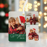 Ornement En Métal Collage photo minime joyeux Présent Ruban vert<br><div class="desc">Un beau collage photo minime ornement de Noël. Customisez avec trois de vos photos de famille préférées. Joyful est écrit dans une police de caractères moderne avec l'année et les noms sur le dos. Le cadeau parfait à offrir à votre famille pendant la saison des fêtes. Conçu par la papeterie...</div>