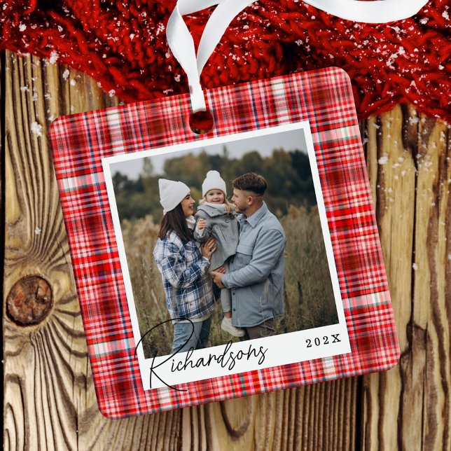Ornement En Métal Cosy Rouge et blanc Tissu Plat Famille Photo (Cozy Red and White Plaid fabric Family Photo Metal Ornament)