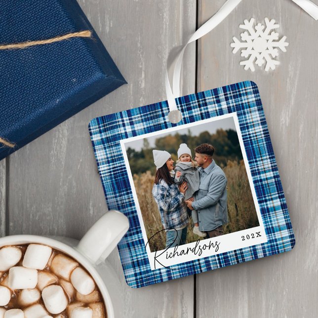Ornement En Métal Cuisine bleu et blanc en tissu plaid Famille Photo (Cozy blue and White Plaid fabric Family Photo Metal Ornament)