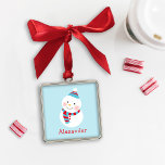 Ornement En Métal Cute hiver Snowman Blue Personnalisé Prénom<br><div class="desc">Un joli ornement personnalisé de gardien de neige conçu dans les couleurs rouge,  blanc et bleu. Comprend du texte personnalisé pour un prénom. Arrière - plan bleu clair peut être modifié.</div>
