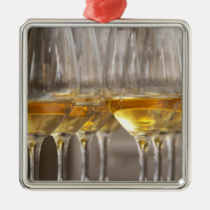 Ornement En Métal deux rangées de verres à vin avec du vin blanc dou