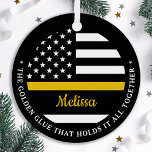 Ornement En Métal Dispatcher fin Gold Line Golden Glue 911<br><div class="desc">La Colle D'Or Qui La Contient. Ornement de ligne mince pour régulateurs 911 et régulateurs de police. Personnalisez cet ornement du répartiteur avec le nom et l'année. Ce cadeau personnalisé de répartiteur est parfait pour l'appréciation du répartiteur de police, le répartiteur 911 vous remercie des cadeaux, et les cadeaux de...</div>