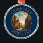 Ornement En Métal Edimbourg Scotland Retro Cercle en détresse<br><div class="desc">Conception de voyage vectoriel rétro à Edimbourg. Edimbourg est la capitale écossaise compacte et vallonnée. Il dispose d'une vieille ville médiévale et d'une élégante ville géorgienne,  dotée de jardins et de bâtiments néoclassiques.</div>