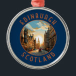 Ornement En Métal Edimbourg Scotland Retro Cercle en détresse<br><div class="desc">Conception de voyage vectoriel rétro à Edimbourg. Edimbourg est la capitale écossaise compacte et vallonnée. Il dispose d'une vieille ville médiévale et d'une élégante ville géorgienne,  dotée de jardins et de bâtiments néoclassiques.</div>
