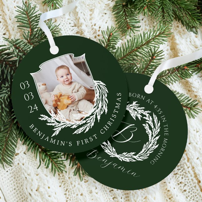 Ornement En Métal Elégant Garland Wreath Crest Baby First Christmas (Elegant Garland Wreath Crest Baby First Christmas Metal Ornament)