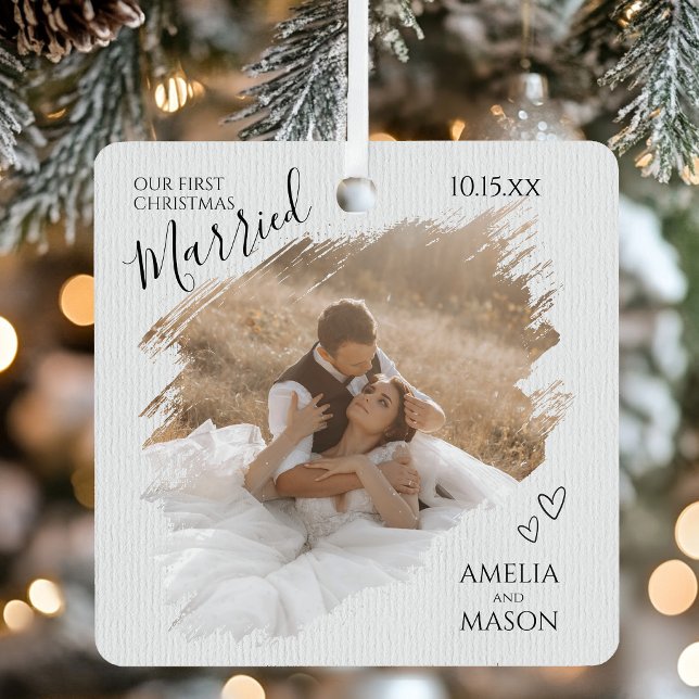 Ornement En Métal Elegant Modern Our First Christmas Married Photo  (Elegant Modern Rustic Brush Stroke "Our First Christmas" Married Photo Metal Ornament)