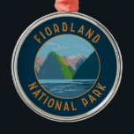 Ornement En Métal Fiordland National Park Nouvelle-Zélande Retro Cir<br><div class="desc">Design d'illustration vectorielle Fiordland. Le parc national Fiordland est situé au sud-ouest de l'île sud de la Nouvelle-Zélande. Il est connu pour les fjords sculptés dans les glaciers des sons Doubtual et Milford.</div>