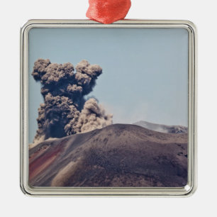 Ornement En Métal Fumée s'échappant du volcan actif Anak Krakatau