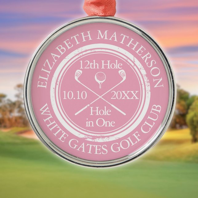 Ornement En Métal Golf trou en un classique rose personnalisé (Golf Hole in One Classic Personalized Pink Metal Ornament)