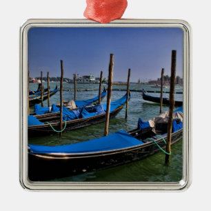 Ornement En Métal Grand Canal avec des bateaux gondalo alignés