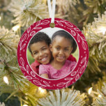 Ornement En Métal Grand-parents Festif Vacances Photo double face<br><div class="desc">Ce doux ornement est parfait pour les grands-parents. Un des côtés de l'ornement est orné d'une photo ronde encadrée d'une couronne blanche et d'un arrière - plan rouge. De l'autre côté de l'ornement, vous pouvez customiser le texte (montré comme "nous aimons notre grand-mère et notre grand-père") et ajouter vos noms...</div>