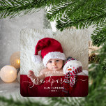 Ornement En Métal Grand-parents First Christmas Photo White Script<br><div class="desc">Aidez-les à célébrer leur premier petit-enfant avec ce magnifique ornement moderne de gardiens. Le texte en noir "Notre premier Noël en tant que grands-parents", avec le mot "grands-parents" dans un élégant script d'écriture manuscrite avec des fioritures avant et après. Remplacez facilement l'image de l'échantillon par votre photo préférée du nouveau...</div>