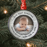 Ornement En Métal Grand-parents Premier Noël Une photo Faux Marble<br><div class="desc">Célébrez le cadeau précieux de votre nouveau membre de la famille avec une photo personnalisée "Notre premier Noël en grands-parents" faux marbre ornement de métal rond. L'image et toute la formulation de ce modèle sont simples à personnaliser. Le design neutre pour le genre convient à un nouveau bébé garçon ou...</div>