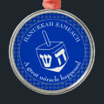 Ornement En Métal HANOUKKA SAMEACH | Chanoukah | Dreidel<br><div class="desc">Ornement élégant HANOUKKA SAMEACH avec faux argent Star of David dans un motif carrelé et un grand dreidel blanc au centre. La couleur arrière - plan est Bleu Cobalt. Le texte indique HANOUKKA SAMEACH en haut et A GREAT MIRACLE HEUREUX en bas. Tous deux sont PERSONNALISABLES si vous souhaitez remplacer...</div>
