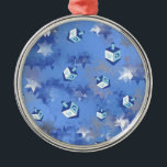 Ornement En Métal Heureux Hanoukka Falling Star et Dreidels<br><div class="desc">Vous visualisez la collection Lee Hiller Design. Vêtements,  cadeaux & Objets de collection Lee Hiller Photographie ou collection d'Arts numériques. Vous pouvez voir sa photographie de Nature sur http://HikeOurPlanet.com/ et suivre son blog randonnée dans le Parc National des Sources Hot Springs.</div>